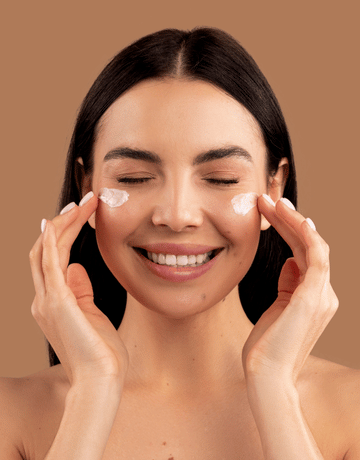 mujer haciendo tratamiento para ojeras