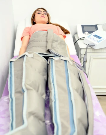 Traje de presoterapia de compresión en piernas — tratamiento en Centro Galatea Sabadell Criterios aplicados: Keyword principal "presoterapia sabadell" en todos los nombres de archivo y ALT Nombre del centro (Galatea) en todas para refuerzo de marca local Descripción funcional real de la imagen — Google penaliza ALT genéricos o keyword stuffing Guiones en lugar de espacios o guiones bajos en los nombres de archivo Longitud óptima de ALT: entre 8 y 15 palabras ¿Quieres que también te prepare el texto del title de cada imagen para el CMS? 🎯