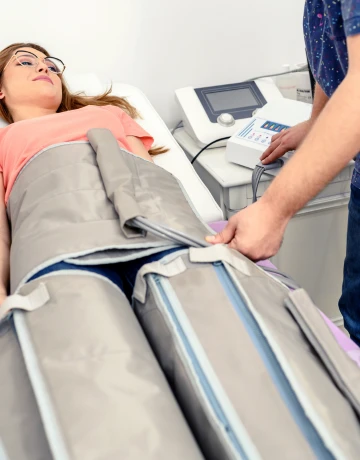 Sesión de presoterapia en Sabadell en Centro Galatea — traje de compresión en piernas